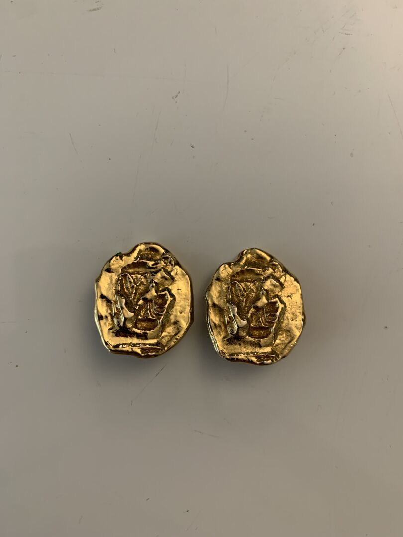 Null Yves SAINT-LAURENT

Pair of ear clips in gold-plated metal. Signed.