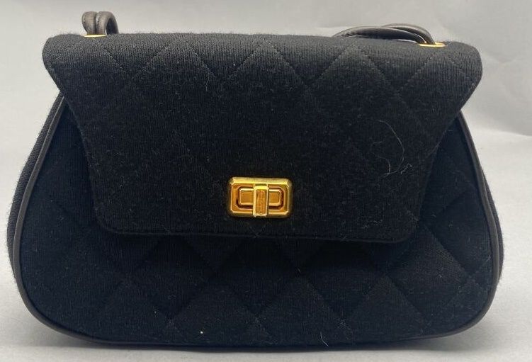 Null CHANEL

Small handbag trapeze shape in black quilted jersey. Black leather &hellip;