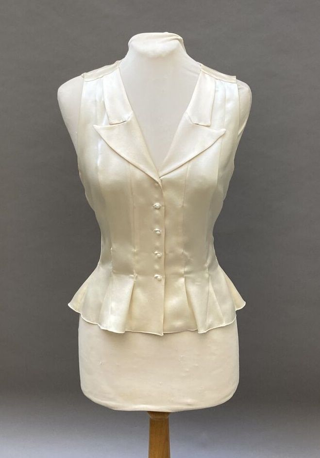 Null CHANEL

Sleeveless blouse curved and finished with ivory satin basques. Clo&hellip;