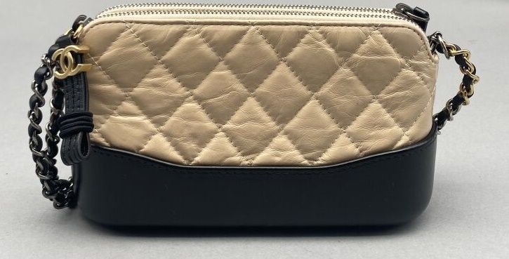 Null CHANEL

Gabrielle" model

Mini handbag in beige quilted leather with black &hellip;