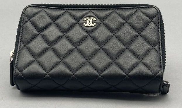 Null CHANEL

Pouch forming a wallet and cell phone holder in black quilted leath&hellip;