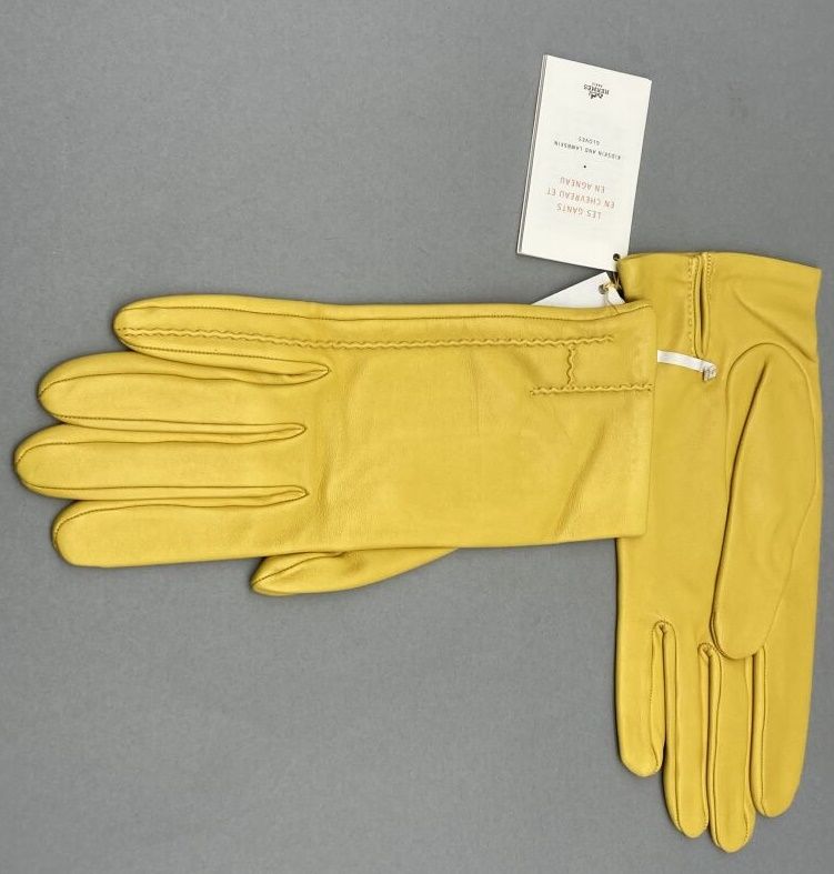 Null HERMÈS

Model " Poème". 

Pair of ladies gloves in yellow-mustard lambskin.&hellip;