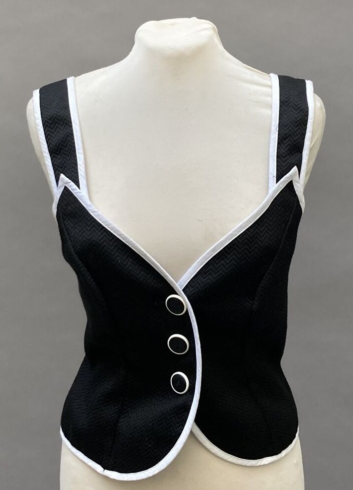 Null Yves SAINT-LAURENT, Variation

Bolero vest with straps in black cotton with&hellip;