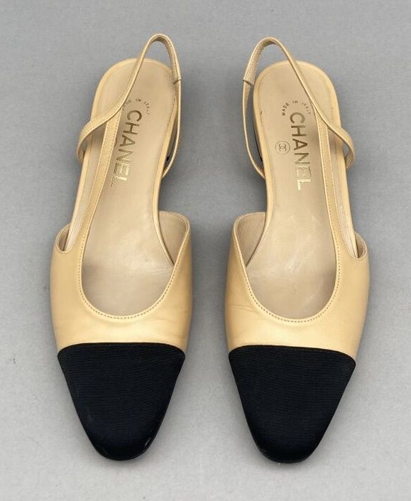 Null CHANEL

Sling" model

Pair of open flat pumps in beige leather. Black satin&hellip;