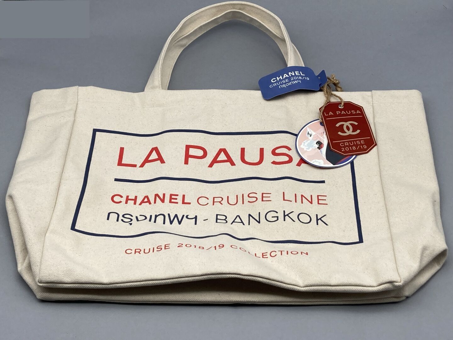 Null 香奈儿

2018-2019年巡展系列，插图：卡尔-拉加菲尔德。

深蓝色帆布的手提袋。编织品的手柄。彩色印刷的 "La Pausa "图案的装饰。有&hellip;