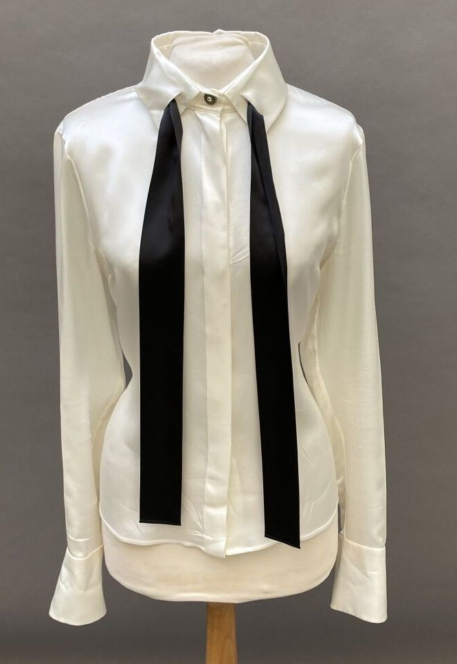 Null CHANEL

Ivory satin tie blouse. Black tie. Sleeves with musketeer cuffs clo&hellip;
