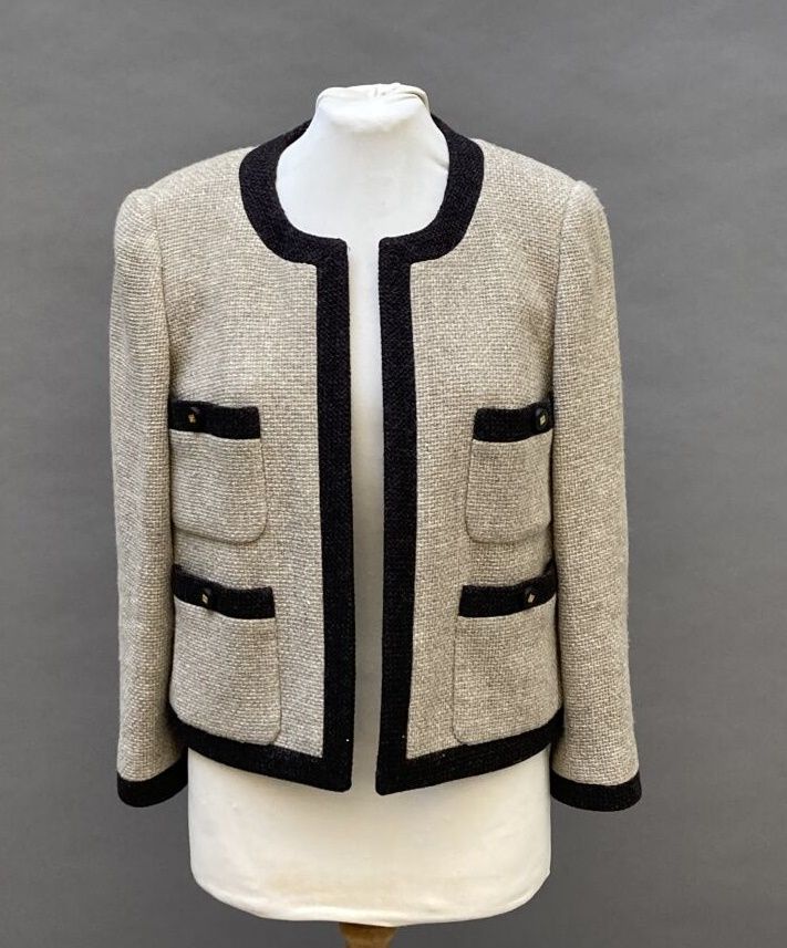Null CHANEL, Boutique

Beige herringbone tweed jacket with dark brown trim. Four&hellip;