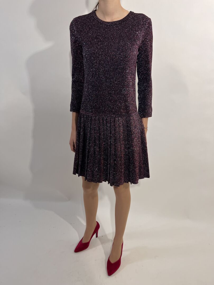 Null CHANEL

An der Taille plissiertes Kleid aus violettem und rosafarbenem Mure&hellip;