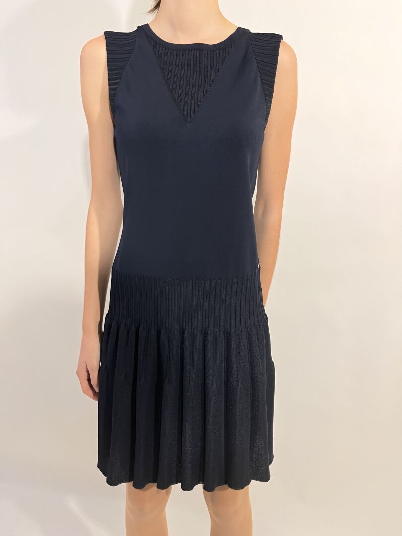 Null CHANEL

Vestido sin mangas con cintura ajustada en azul marino stretch. Esp&hellip;