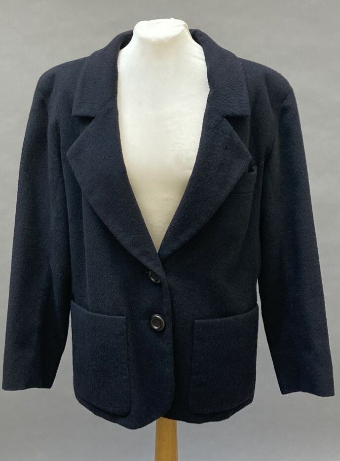 Null Yves SAINT-LAURENT，左岸

黑色羊毛和山羊绒西装外套。深棕色的木质双扣封口。两个贴袋。

尺寸：38