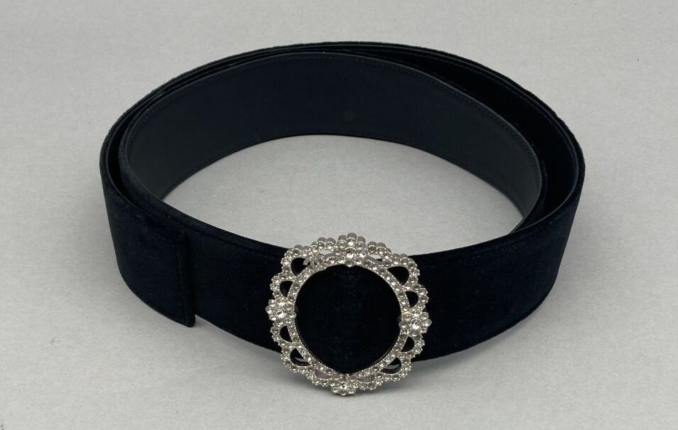 Null CHANEL

Black velvet belt on black leather. Oval jewel buckle in silver met&hellip;