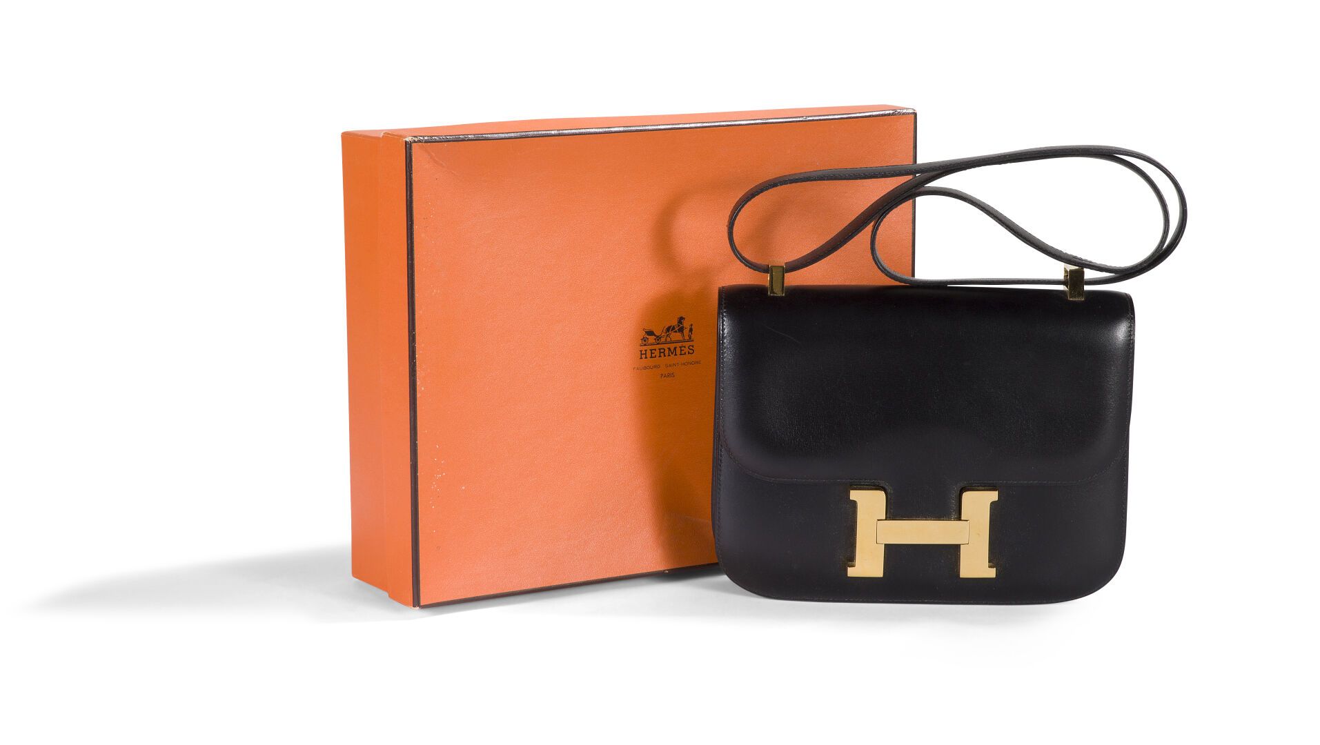 Null HERMÈS

Modell "Constance".

Handtasche mit Schulterriemen aus schwarzem Bo&hellip;