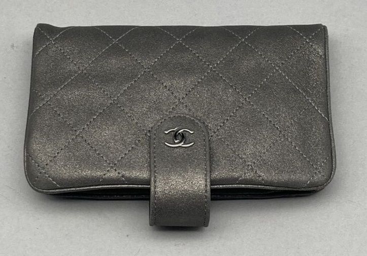 Null CHANEL

Iridescent grey leather quilted wallet and card holder. Closed by a&hellip;