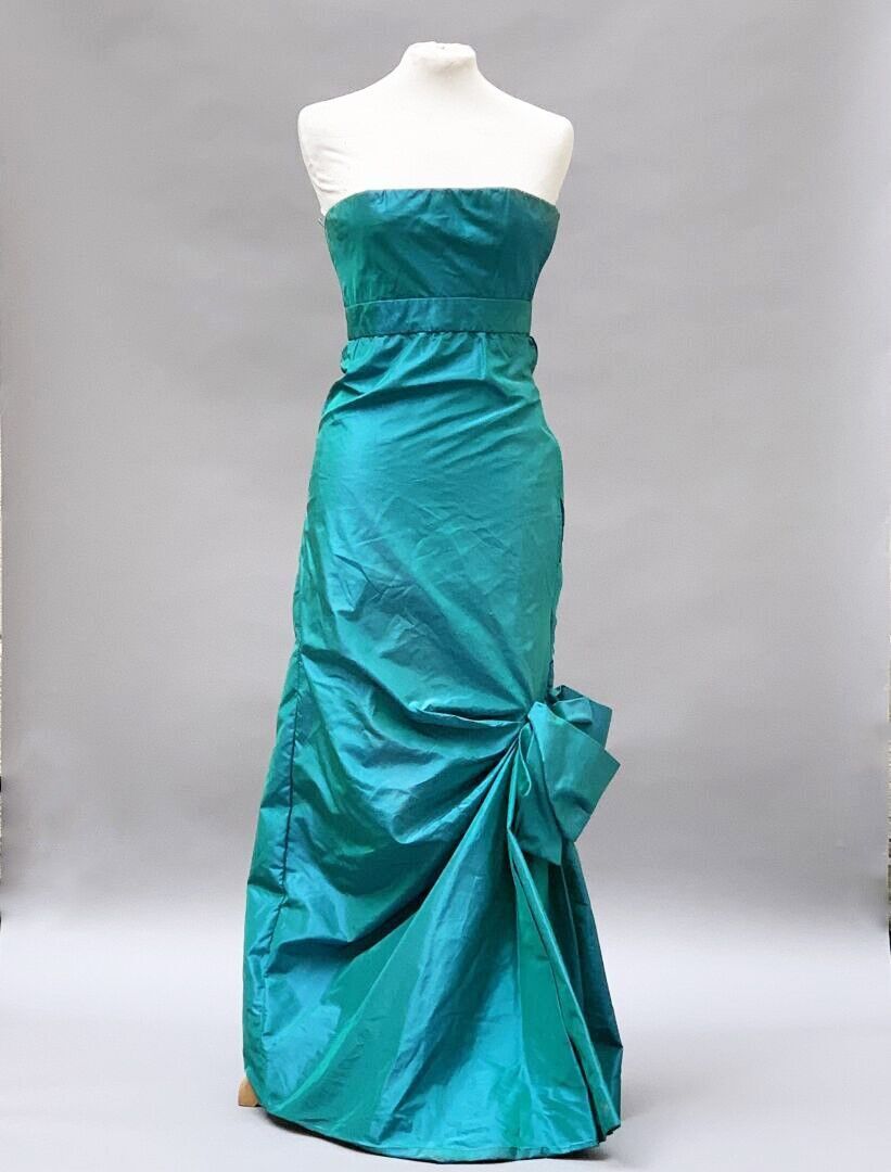 Null Yves SAINT-LAURENT, Couture

Turquoise strapless dress with bow at the bott&hellip;