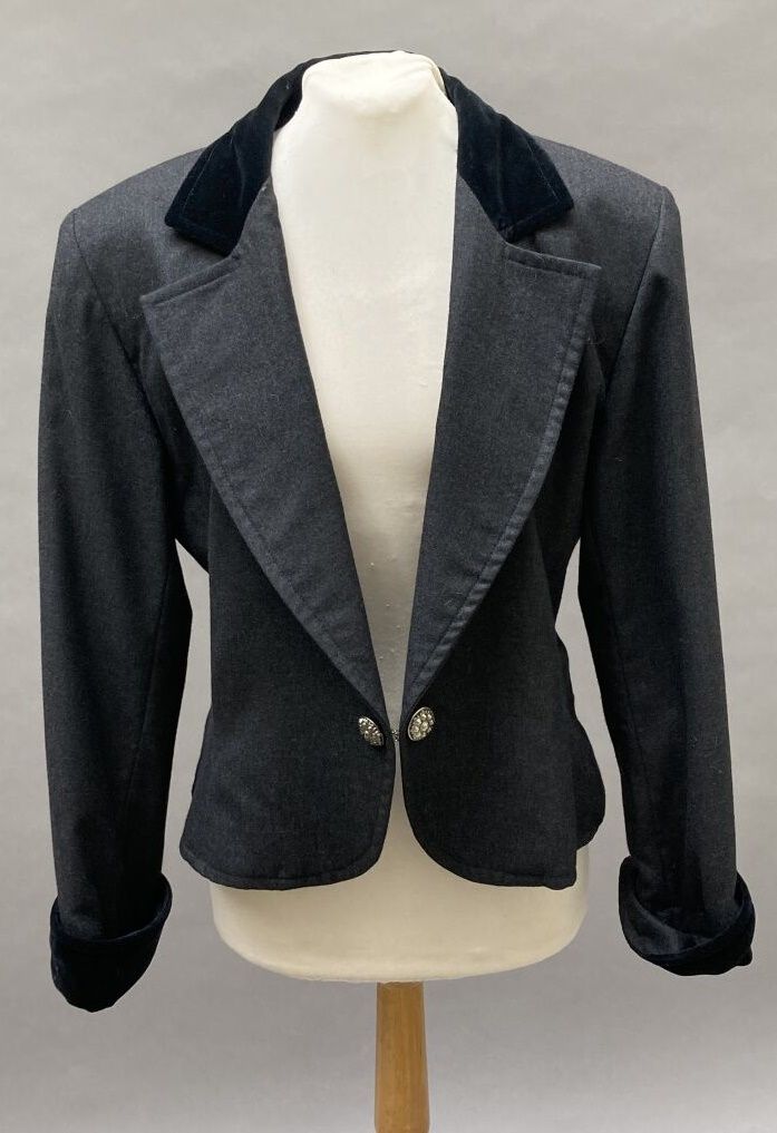 Null Yves SAINT-LAURENT, Variazione

Giacca di lana grigio antracite. Colletto c&hellip;