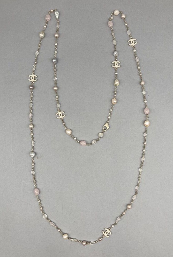 Null 香奈儿

镀金金属长项链。饰有交替出现的圆形珍珠、不规则珍珠、粉色宝石和白色珐琅的双 "C"。可调节的钩扣。

长度：154厘米