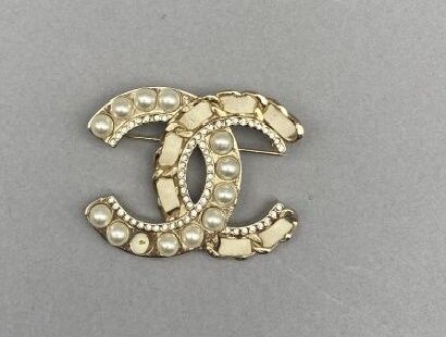 Null 香奈儿

金属镀金的双 "C "胸针。饰有珍珠和象牙色皮革镶嵌。

尺寸：4 x 5 cm

缺少一颗珍珠。