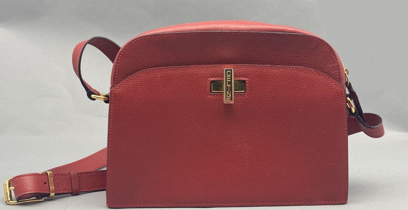 Null Lot including : 

- CELINE

Handbag with shoulder strap in red grained leat&hellip;