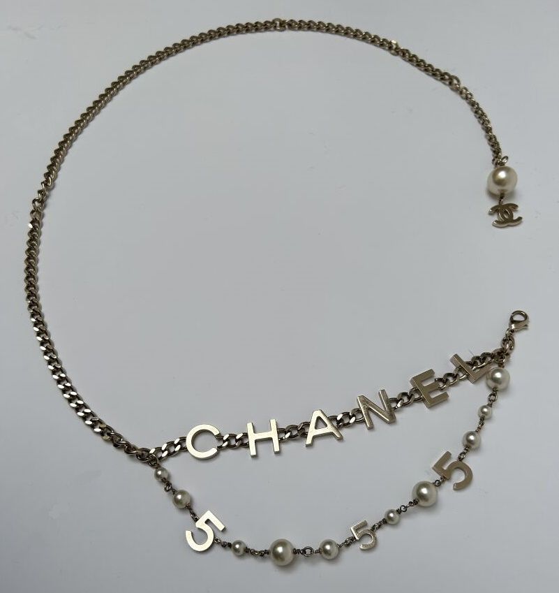 Null CHANEL

Model "N°5

Chain belt with curb chain in gilded metal in. Pendant &hellip;