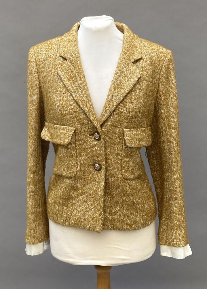 Null CHANEL

Jacke aus safranfarbenem Tweed. Zwei aufgesetzte Taschen. Ärmel mit&hellip;