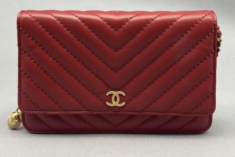Null CHANEL

Small handbag in red leather quilted with herringbone pattern. Shou&hellip;