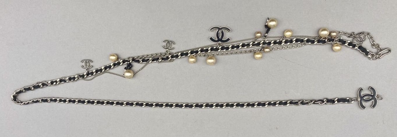 Null 香奈儿

镀银金属链带，用黑色皮革编成。第一个吊坠是由一条细小的链子制成的，有一条卷曲的链子。第二件带珍珠的吊坠。 饰有双 "C "交替的吊坠，珍珠和&hellip;