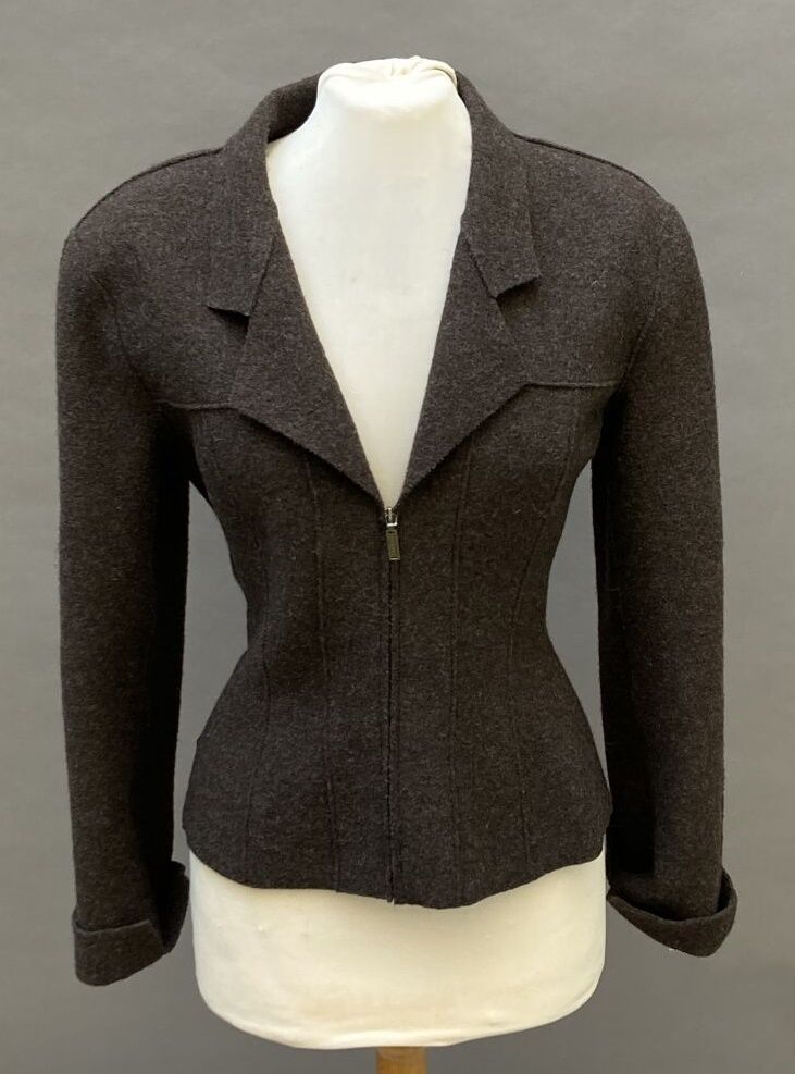 Null CHANEL, Identification

Brown felt jacket. Zipper closure. 

Circa 1999

Si&hellip;