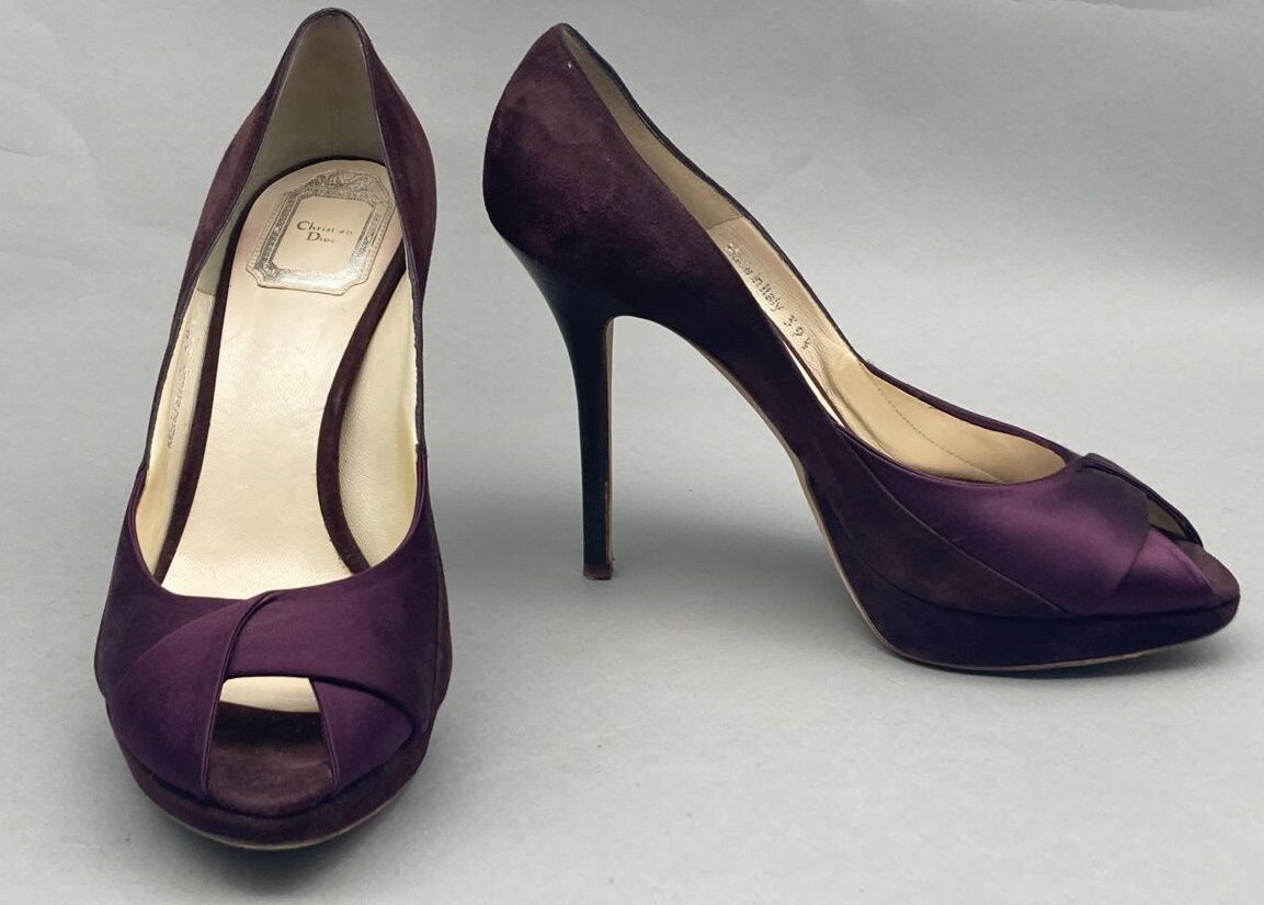 Null Los bestehend aus : 

- Christian DIOR

Ein Paar Plateau-Pumps in Wildleder&hellip;