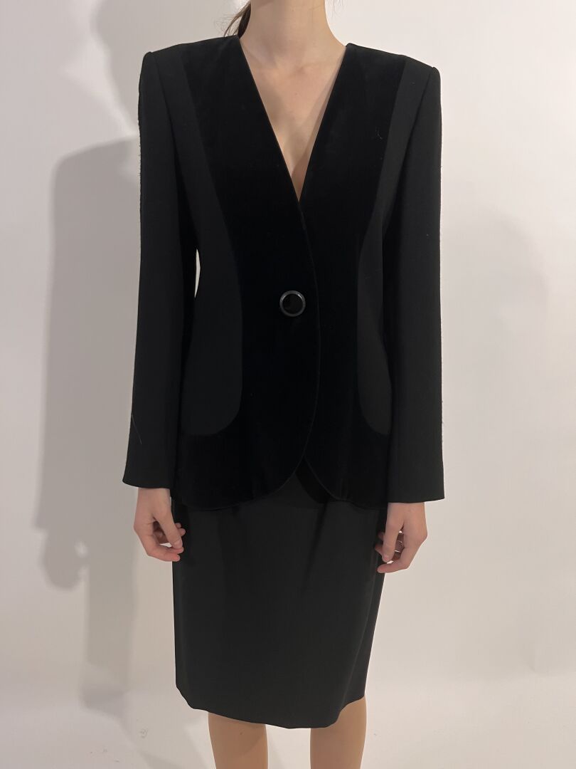 Null Yves SAINT-LAURENT，变奏曲

套装包括一件夹克和一条裙子。羊毛绉绸外套，用一个黑色纽扣封口。黑色羊毛直筒裙。

尺寸：40