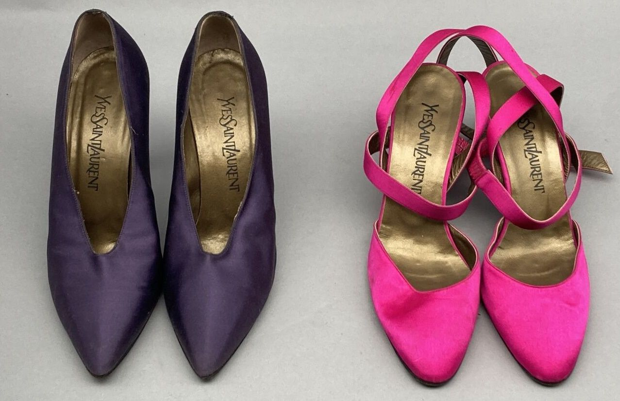 Null Lot including :

- Yves SAINT-LAURENT

Pair of purple satin pumps. Gold lea&hellip;