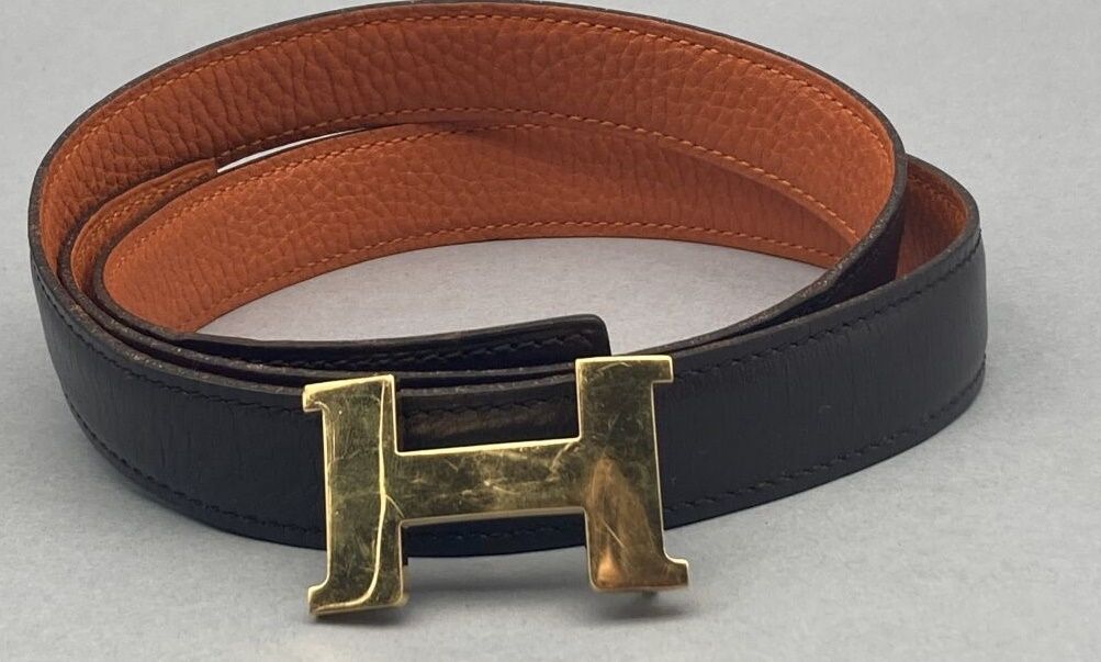 Null 地段包括。

HERMÈS

康斯坦茨 "模式

镀金的 "H "皮带扣。签名。

轻微的摩擦。

- 一条可翻转的橙色和棕色皮带。

长度：93厘米