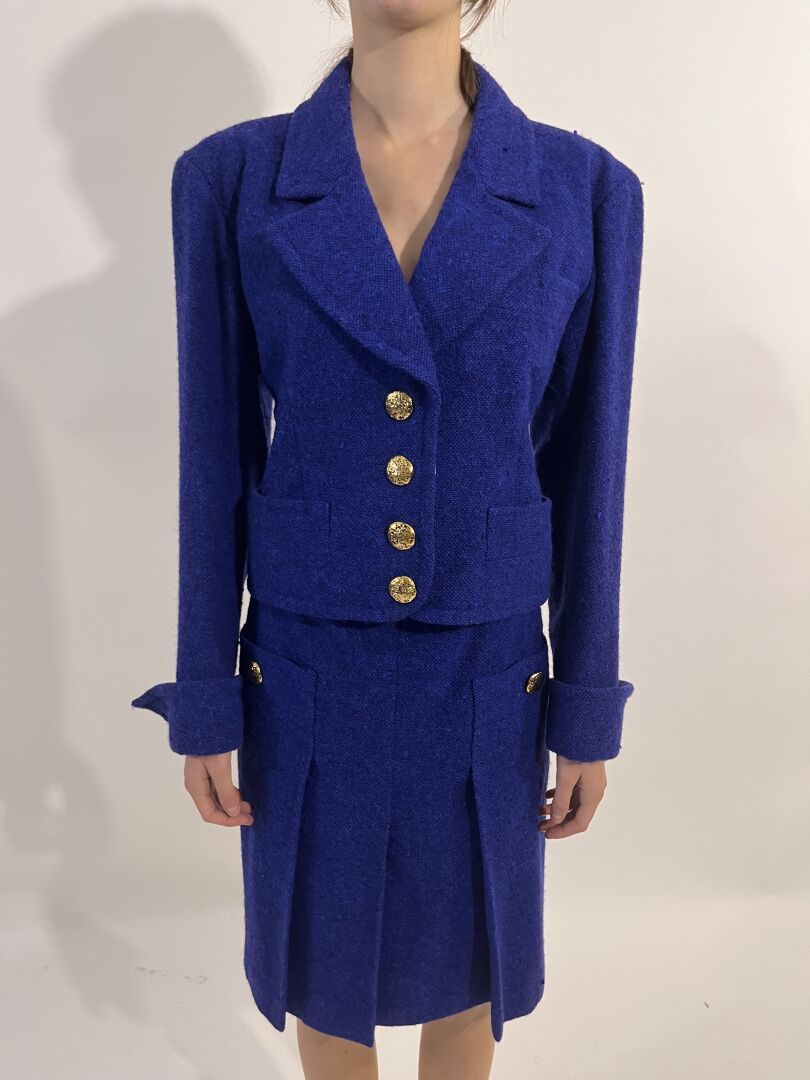 Null Yves SAINT-LAURENT

原型

工作室：让-马里。小手：西尔维。

套装包括一条裙子和一件电蓝色斜纹软呢外套。上衣用四个纽扣封口。三个&hellip;