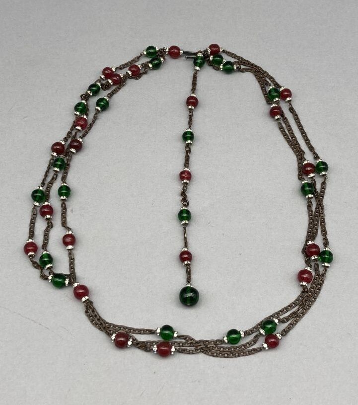 Null 香奈儿的GRIPOIX

长项链，有3行珠宝，可作为腰带使用，采用镀金金属，有forçat缝线。红色和绿色玻璃浆中的半宝石珍珠交替装饰，用流苏加强。
&hellip;