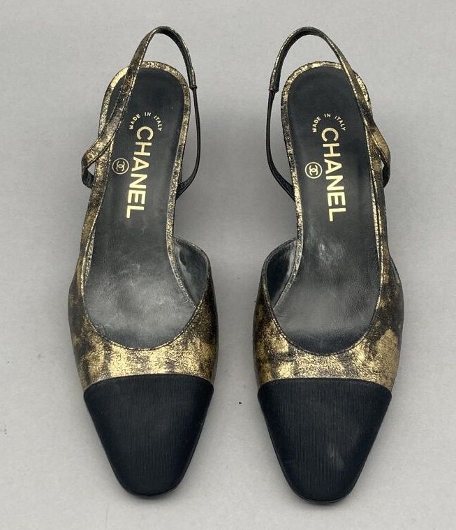 Null CHANEL

Sling" model

Pair of black leather pumps partially iridescent gold&hellip;