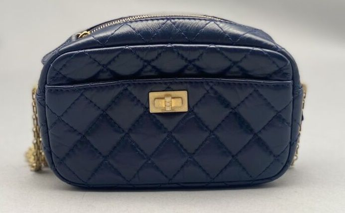 Null CHANEL

Mini handbag in navy blue quilted leather. Zipper closure. Patch po&hellip;