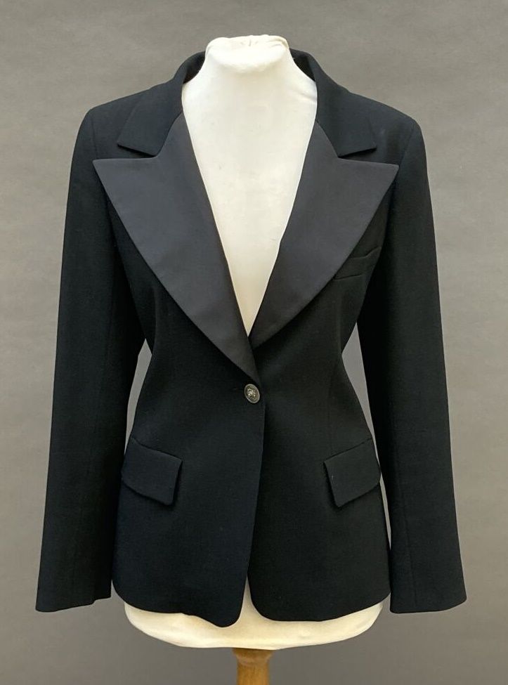 Null CHANEL

Tuxedo jacket in black crepe, wool gabardine and black silk shawl c&hellip;