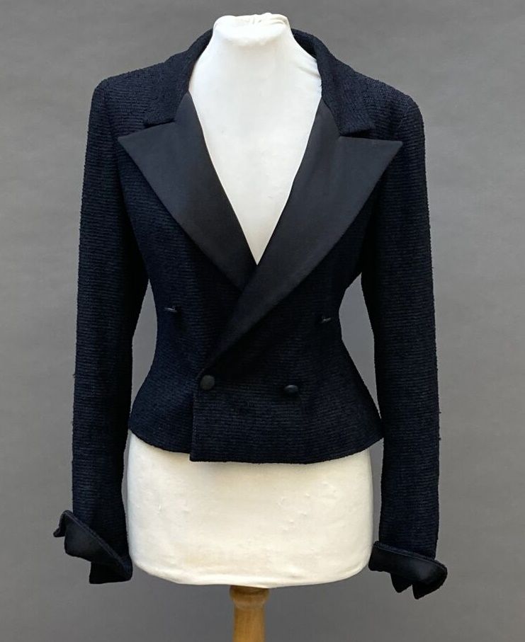 Null 香奈儿

斯宾塞 "模型

黑色斜纹软呢外套。披肩领，缎面翻领。带有双 "C "数字的圆形按钮。

约2005年

尺寸：40