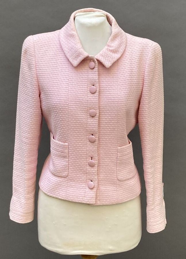 Null CHANEL, Boutique

Candy pink cotton jacket. Herringbone decoration. Two pat&hellip;