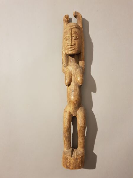 Null Lot comprenant: 
- Statue féminine aux bras levés en bois à patine claire. &hellip;