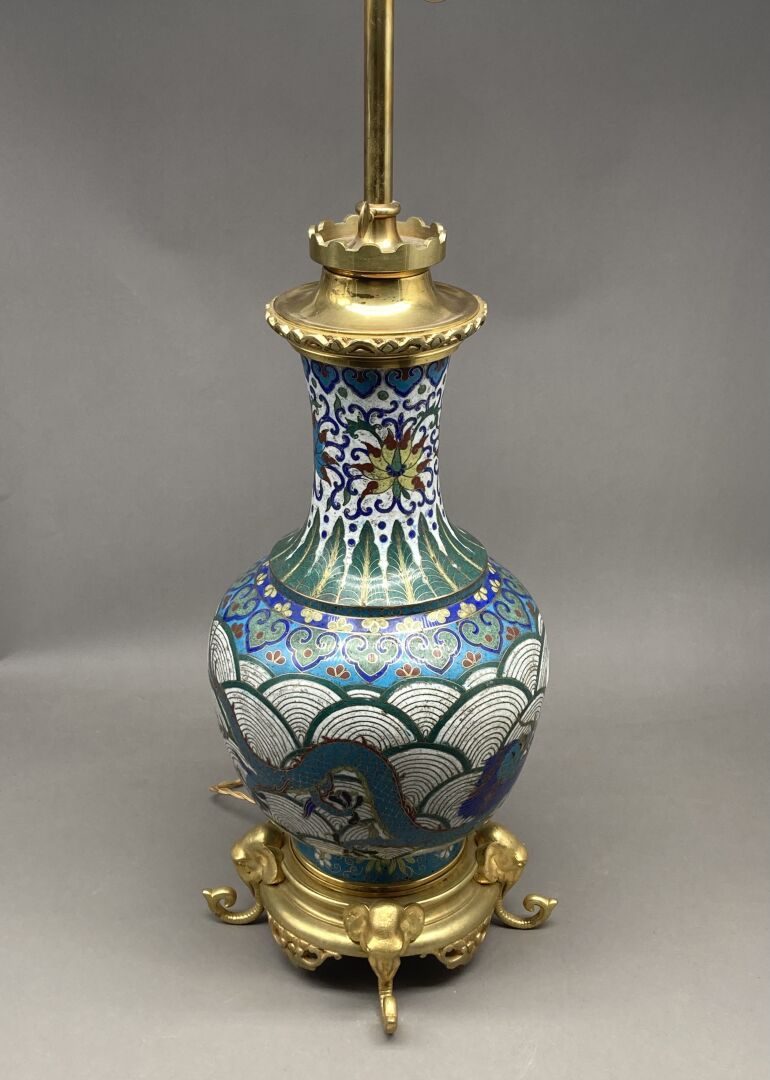 Null Vase balustre en bronze cloisonné à décor de dragon chassant la perle sacré&hellip;