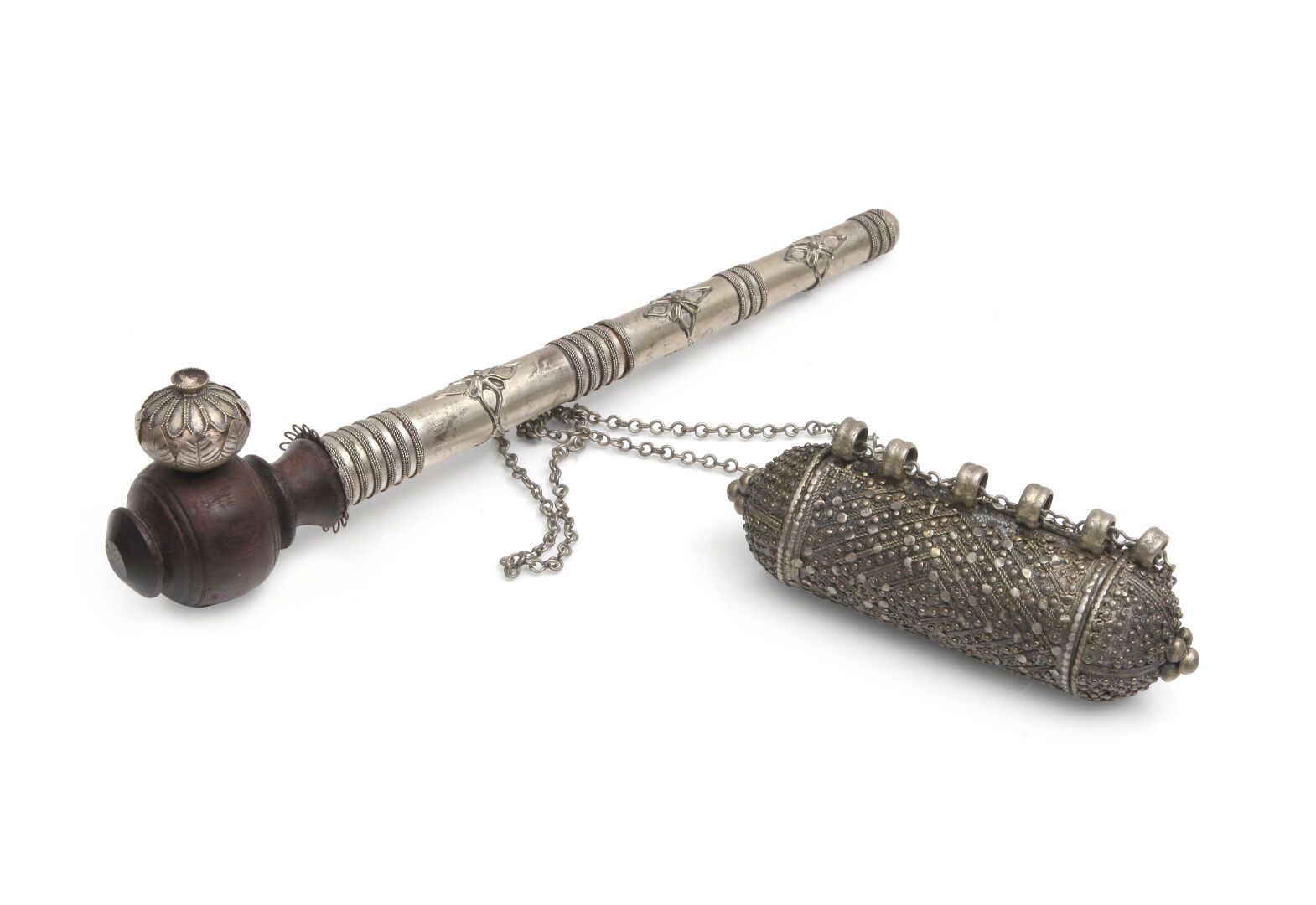 Null Pipe à opium en métal à décor filigrané, le fourneau en bois sommé d'un emb&hellip;