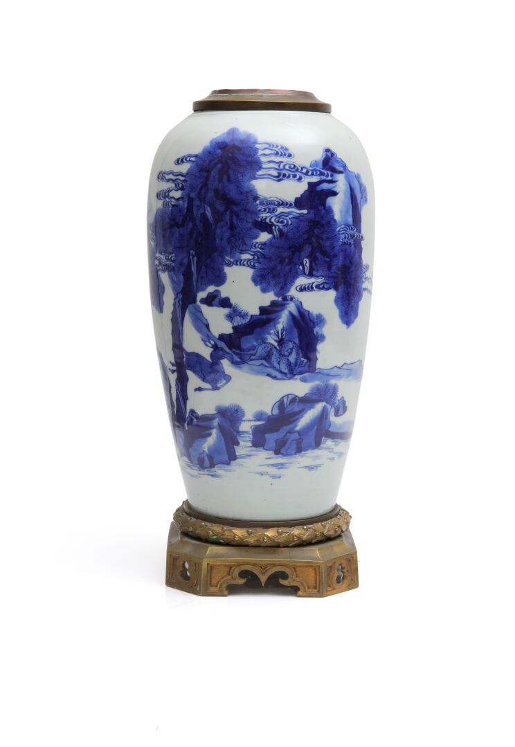 Null Vase en porcelaine bleu blanc sur socle en bronze doré, la panse à décor de&hellip;