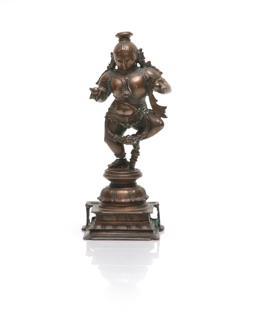 Null Rare statue de Krishna dansant en alliage de cuivre. En appui sur la jambe &hellip;