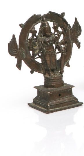 Null Vishnou Panchayudha. Statuette en alliage de cuivre. 
Le dieu armé se tenan&hellip;