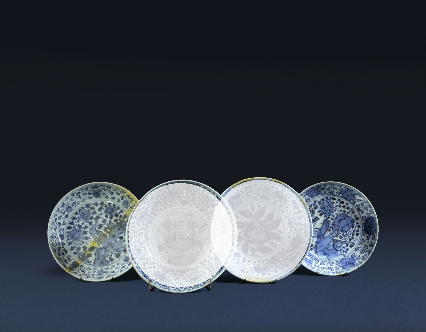 Null Réunion de deux plats creux en porcelaine bleu blanc, la partie centrale or&hellip;