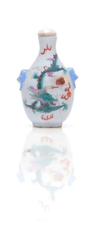 Null Tabatière en porcelaine à décor émaillé d'un dragon à cinq griffes chassant&hellip;