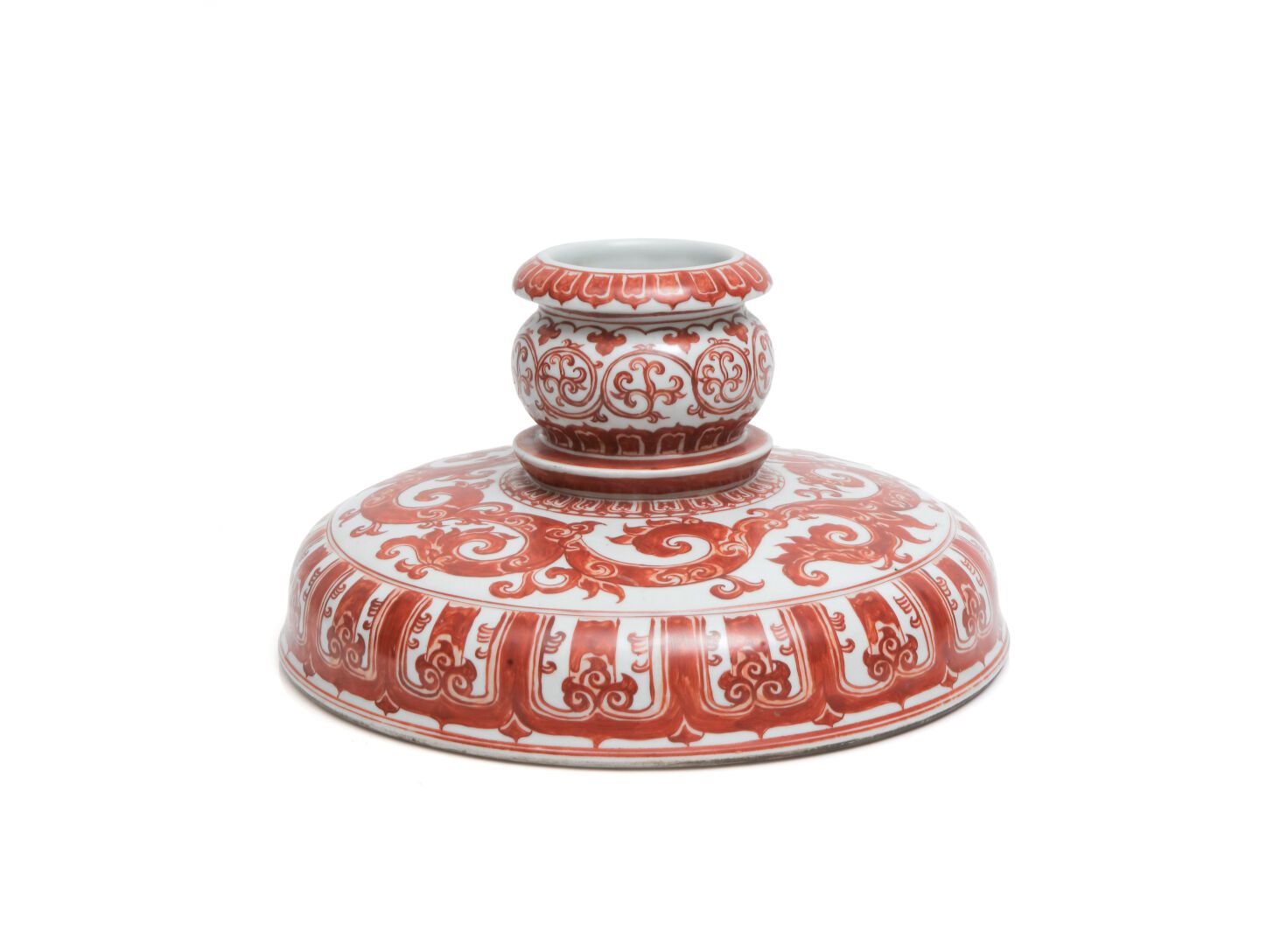 Null Importante partie basse d'un bougeoir en porcelaine à décor en rouge de fer&hellip;