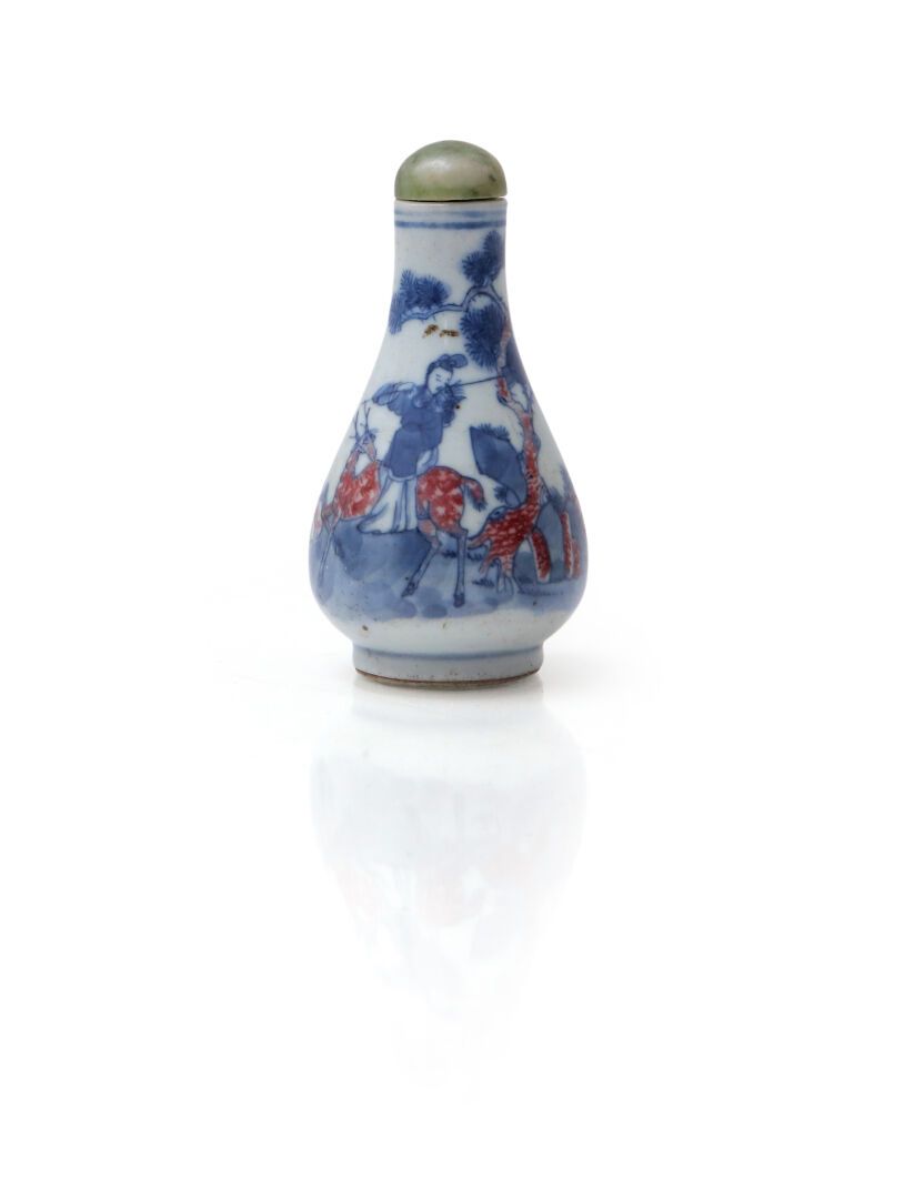 Null Tabatière piriforme en porcelaine à décor bleu blanc et rouge de fer sous c&hellip;