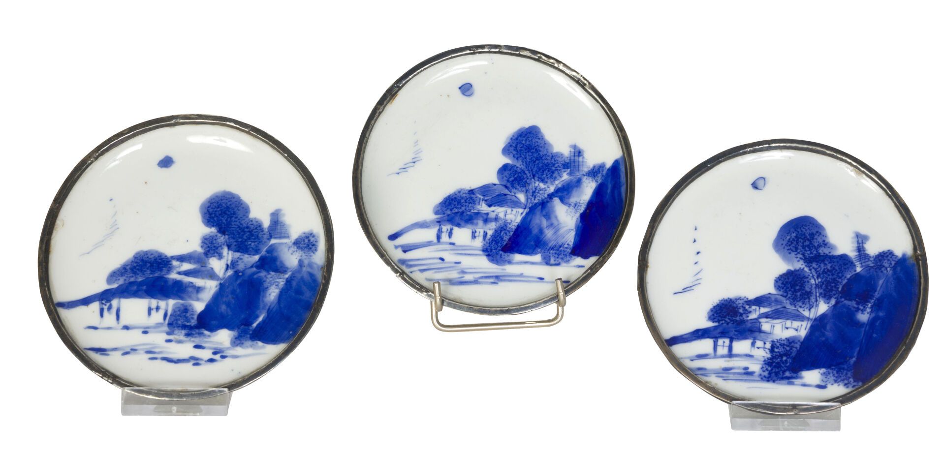 Null Trois coupelles à décor bleu blanc en porcelaine dit "bleu de hué" ornées d&hellip;