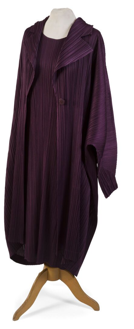 Null ISSAYÉ MIYAKÉ.
请打褶子。
套装包括一件无袖长裙和一件紫色聚酯纤维折纸褶的长外套。
尺寸：5。
